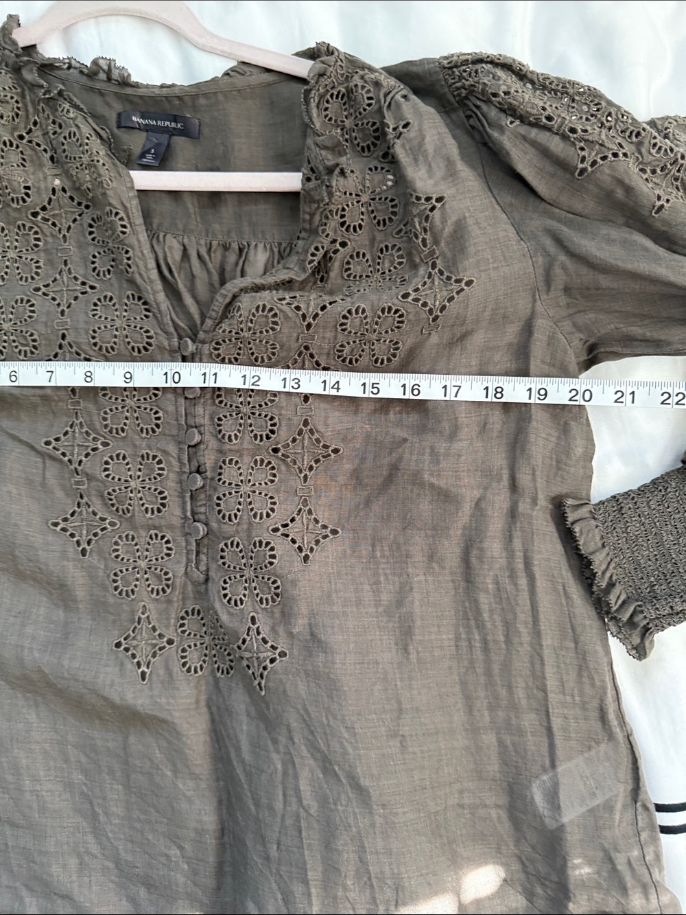 Banana Republic Olive Eyelet Linen Peasant Blouse. 100% Ramie, Made in India - Picture 5 of 8